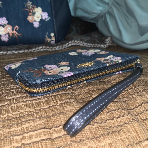 COACH Wallet - Picture 4 of 5